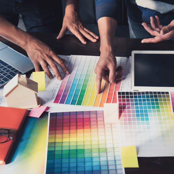 "Equipo de la agencia de diseño y marketing digital trabajando en proyectos innovadores"