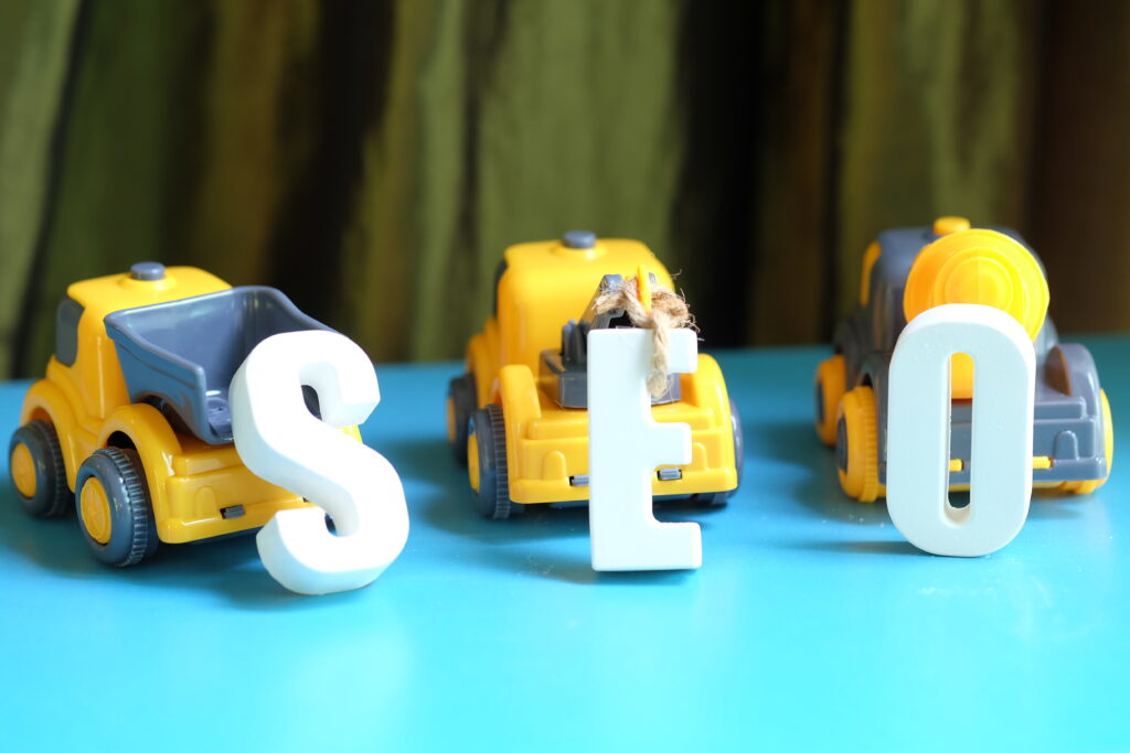 arrange white letters as SEO Estrategias SEO 2025